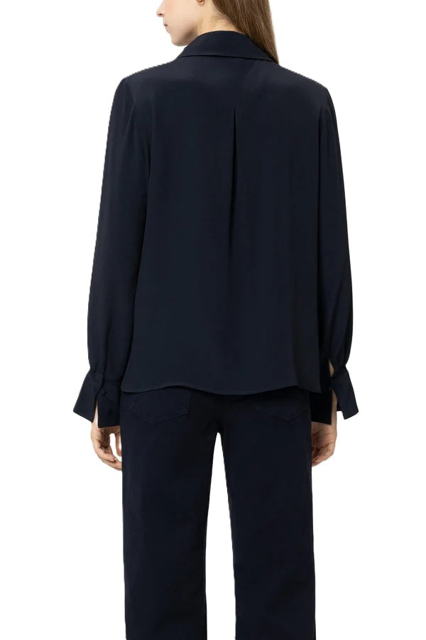 Bluse von Luisa Cerano. Seidenbluse mit abnehmbarer Schluppe. Schleifeband und Gummizug an der Manschette in navy.