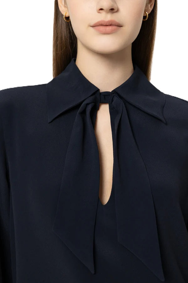 Bluse von Luisa Cerano. Seidenbluse mit abnehmbarer Schluppe. Schleifeband und Gummizug an der Manschette in navy.