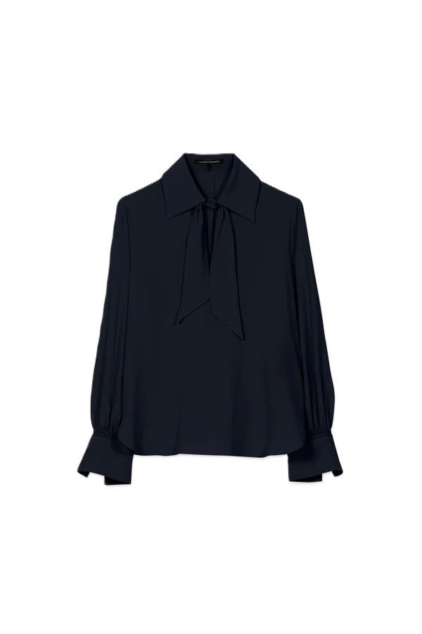Bluse von Luisa Cerano. Seidenbluse mit abnehmbarer Schluppe. Schleifeband und Gummizug an der Manschette in navy.