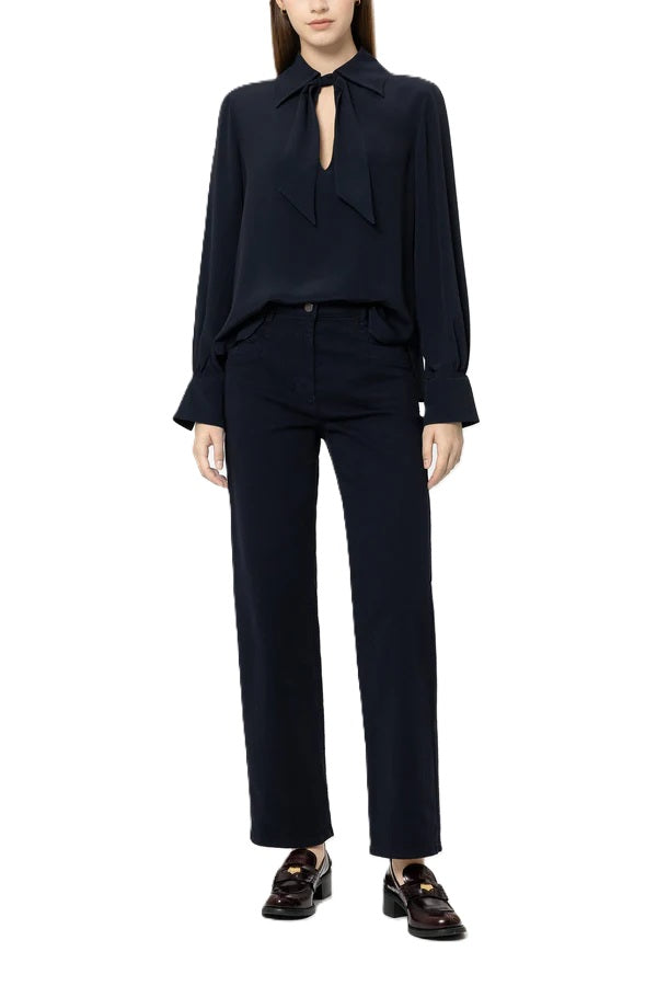 Bluse von Luisa Cerano. Seidenbluse mit abnehmbarer Schluppe. Schleifeband und Gummizug an der Manschette in navy.