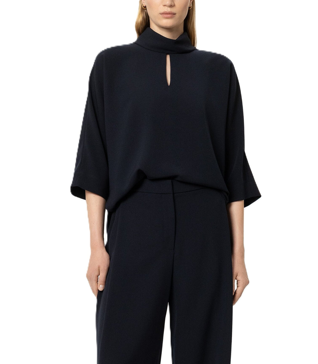 Bluse Luisa Cerano in Winter Navy. Leger geschnittene Bluse mit halblange n Fledermausärmeln aus hochwertigem Techno-Crêpe in dunkelblau. Der Kragen hat einen rückseitigen Knopfverschluss. Auf der Vorder- und Rückseite sind kleine Cut-Outs. 