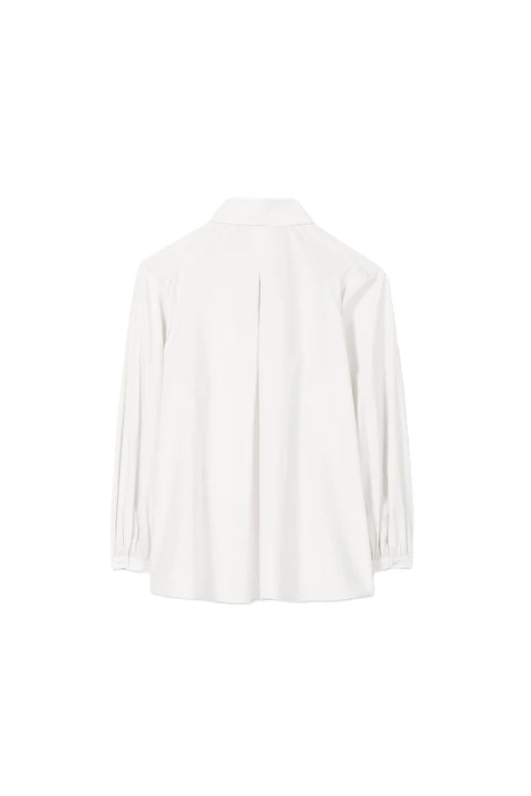 Bluse Luisa Cerano in weiß. Die feminine Hemdbluse besteht aus einer luftigen Baumwolle und hat voluminöse Ärmel. Sie hat eine verdeckte Knopfleiste, eine Rückenfalte und einen Kragen. Sie hat feminine Raffungen.