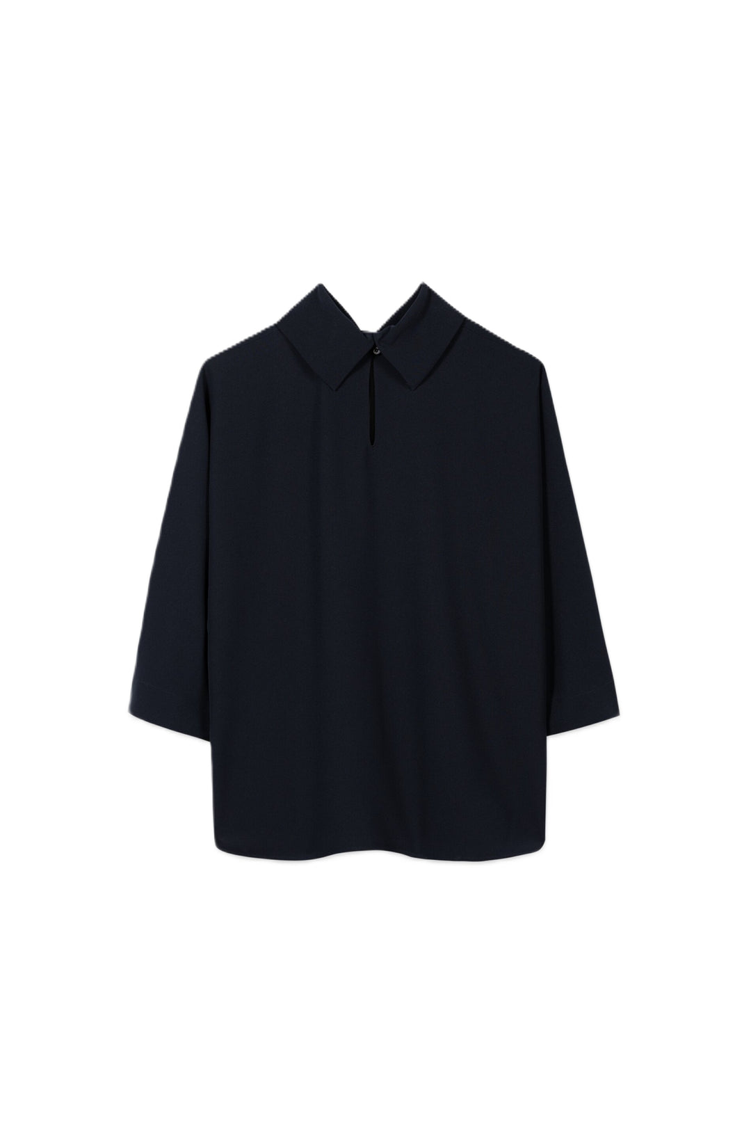 Bluse Luisa Cerano in Winter Navy. Leger geschnittene Bluse mit halblange n Fledermausärmeln aus hochwertigem Techno-Crêpe in dunkelblau. Der Kragen hat einen rückseitigen Knopfverschluss. Auf der Vorder- und Rückseite sind kleine Cut-Outs. 