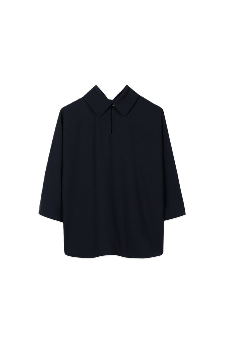 Bluse Luisa Cerano in Winter Navy. Leger geschnittene Bluse mit halblange n Fledermausärmeln aus hochwertigem Techno-Crêpe in dunkelblau. Der Kragen hat einen rückseitigen Knopfverschluss. Auf der Vorder- und Rückseite sind kleine Cut-Outs. 