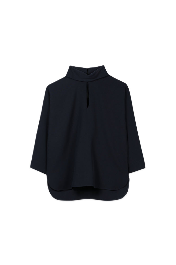 Bluse Luisa Cerano in Winter Navy. Leger geschnittene Bluse mit halblange n Fledermausärmeln aus hochwertigem Techno-Crêpe in dunkelblau. Der Kragen hat einen rückseitigen Knopfverschluss. Auf der Vorder- und Rückseite sind kleine Cut-Outs. 