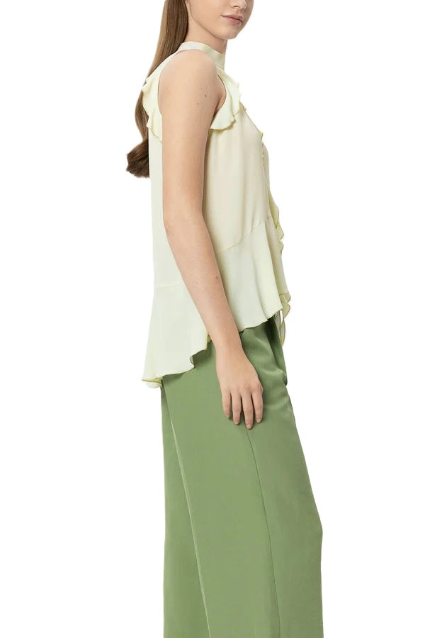 Bluse Luisa Cerano in grün. Super schöne feminine Bluse mit Volants. Die Bluse versprüht einen Boho-Look und ist leicht ausgestellt. Sie besteht aus einem fließenden Seidenmix und hat einen V-Ausschnitt und ein Schößchen. Auf der Rückseite werden die Neckholderbänder wie eine Schluppe gebunden.