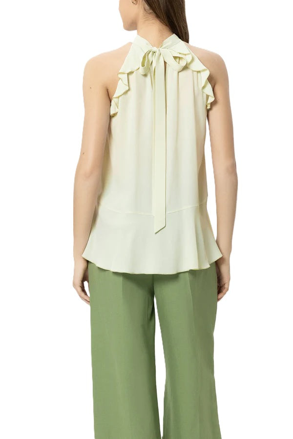 Bluse Luisa Cerano in grün. Super schöne feminine Bluse mit Volants. Die Bluse versprüht einen Boho-Look und ist leicht ausgestellt. Sie besteht aus einem fließenden Seidenmix und hat einen V-Ausschnitt und ein Schößchen. Auf der Rückseite werden die Neckholderbänder wie eine Schluppe gebunden.