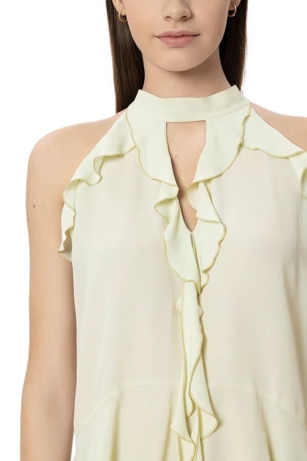 Bluse Luisa Cerano in grün. Super schöne feminine Bluse mit Volants. Die Bluse versprüht einen Boho-Look und ist leicht ausgestellt. Sie besteht aus einem fließenden Seidenmix und hat einen V-Ausschnitt und ein Schößchen. Auf der Rückseite werden die Neckholderbänder wie eine Schluppe gebunden.