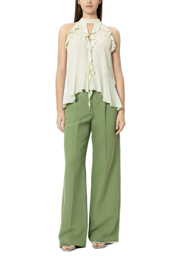 Bluse Luisa Cerano in grün. Super schöne feminine Bluse mit Volants. Die Bluse versprüht einen Boho-Look und ist leicht ausgestellt. Sie besteht aus einem fließenden Seidenmix und hat einen V-Ausschnitt und ein Schößchen. Auf der Rückseite werden die Neckholderbänder wie eine Schluppe gebunden.