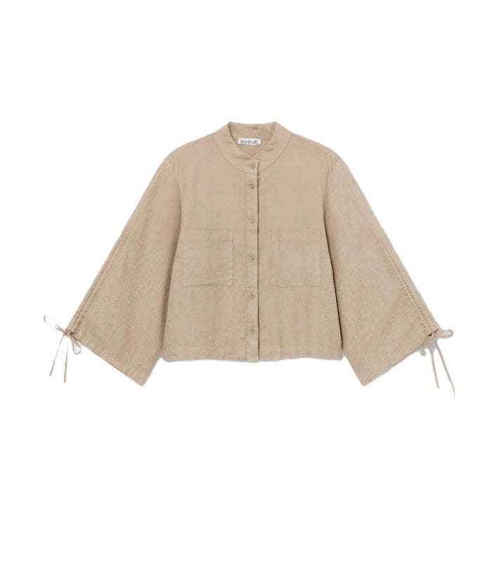 Bluse So Sue Mary Blouse in soft beige. Bluse aus 100% Leinen mit Knopfleiste und Stehkragen und Zugband am Ärmel. Aufgesetzte Taschen und auch als Jacke zu tragen in beige. 