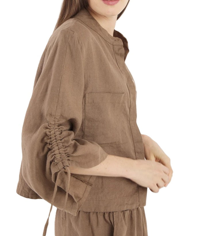 Bluse So Sue Mary Blouse in soft brown. Bluse aus 100% Leinen mit Knopfleiste und Stehkragen und Zugband am Ärmel. Aufgesetzte Taschen und auch als Jacke zu tragen in braun. 