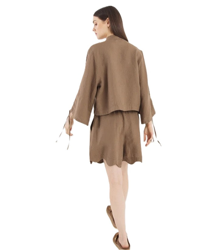 Bluse So Sue Mary Blouse in soft brown. Bluse aus 100% Leinen mit Knopfleiste und Stehkragen und Zugband am Ärmel. Aufgesetzte Taschen und auch als Jacke zu tragen in braun. 