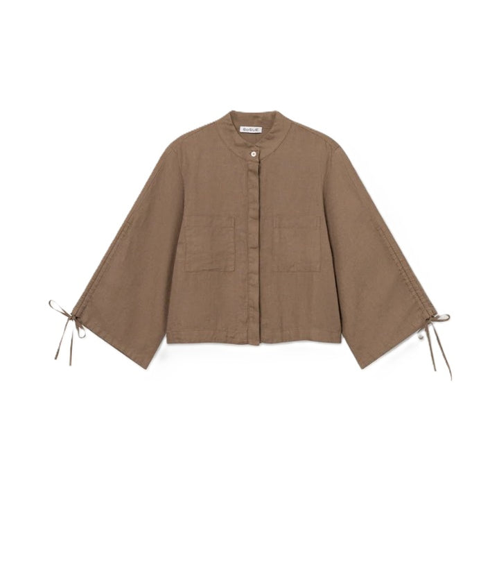 Bluse So Sue Mary Blouse in soft brown. Bluse aus 100% Leinen mit Knopfleiste und Stehkragen und Zugband am Ärmel. Aufgesetzte Taschen und auch als Jacke zu tragen in braun. 