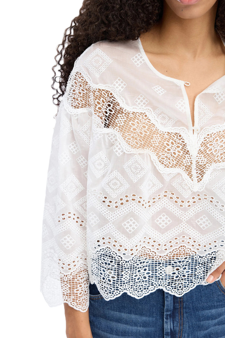 Bluse Munthe VALIANCE in weiß. Wunderschöne transparente Spitzenbluse mit dekorativem Spitzenmuster. Die Bluse hat 3/4-Ärmel mit sanftem Volumen, einen runden Ausschnitt mit Knopfverschluss hinten sowie Bogenkanten für einen femininen und eleganten Look.