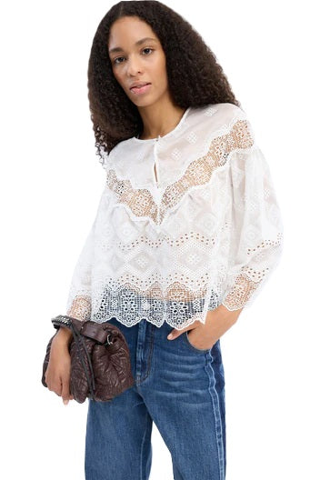 Bluse Munthe VALIANCE in weiß. Wunderschöne transparente Spitzenbluse mit dekorativem Spitzenmuster. Die Bluse hat 3/4-Ärmel mit sanftem Volumen, einen runden Ausschnitt mit Knopfverschluss hinten sowie Bogenkanten für einen femininen und eleganten Look.