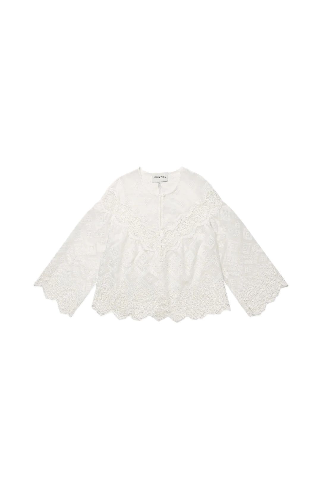 Bluse Munthe VALIANCE in weiß. Wunderschöne transparente Spitzenbluse mit dekorativem Spitzenmuster. Die Bluse hat 3/4-Ärmel mit sanftem Volumen, einen runden Ausschnitt mit Knopfverschluss hinten sowie Bogenkanten für einen femininen und eleganten Look.
