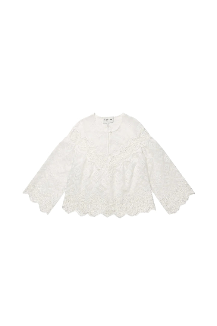 Bluse Munthe VALIANCE in weiß. Wunderschöne transparente Spitzenbluse mit dekorativem Spitzenmuster. Die Bluse hat 3/4-Ärmel mit sanftem Volumen, einen runden Ausschnitt mit Knopfverschluss hinten sowie Bogenkanten für einen femininen und eleganten Look.