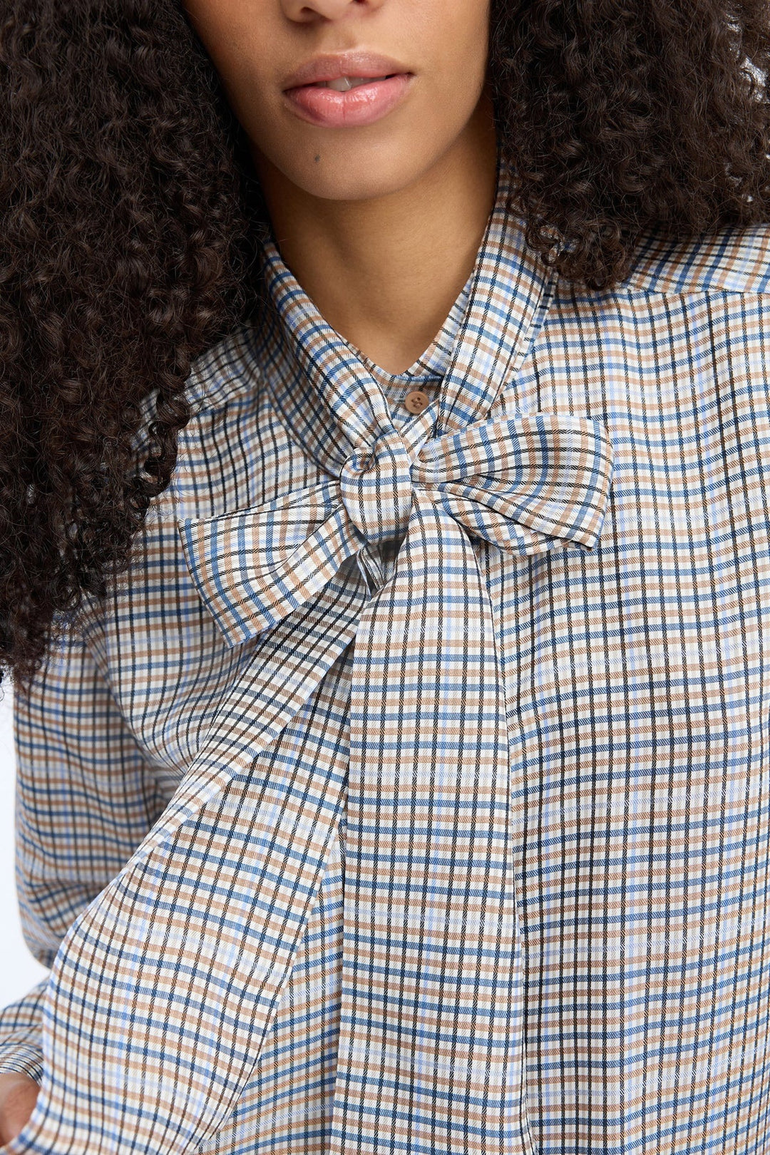 Bluse Munthe VEILING. Hemd mit lockerer Passform und klassischem Kragen. Das Hemd hat ein dezentes Karomuster und ein ausdrucksstarkes Schleifen-Detail am Ausschnitt. Die Bluse hat Knöpfe und lange Ärmel.