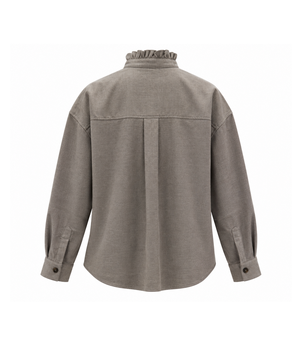 Taubenbraune Hemdbluse von Narli mit femininem Rüschenkragen, durchgehender Knopfleiste, umschlagbaren Manschetten, Rückenfalte und verlängertem Rückenteil.