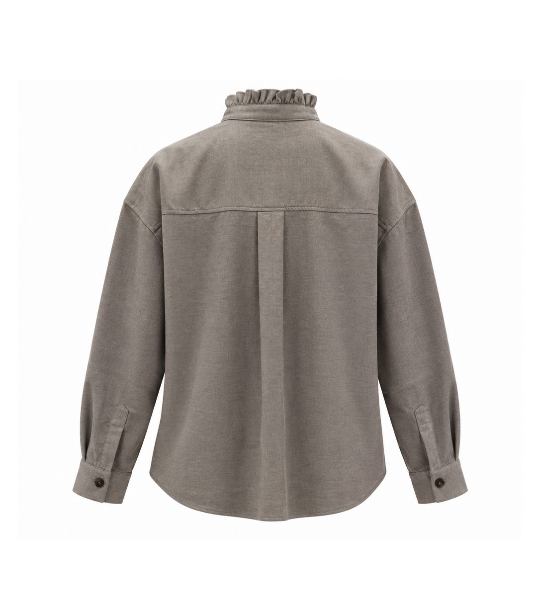 Taubenbraune Hemdbluse von Narli mit femininem Rüschenkragen, durchgehender Knopfleiste, umschlagbaren Manschetten, Rückenfalte und verlängertem Rückenteil.