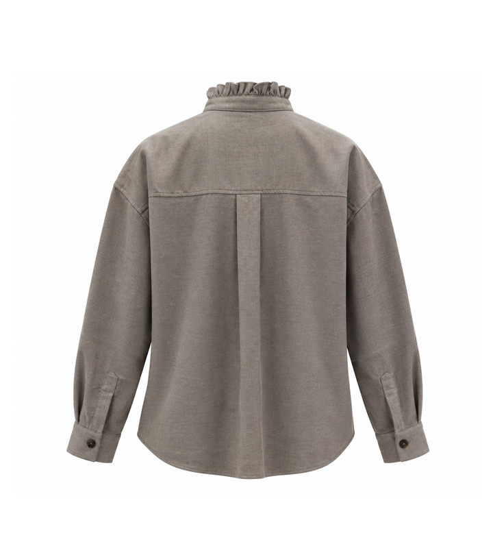 Taubenbraune Hemdbluse von Narli mit femininem Rüschenkragen, durchgehender Knopfleiste, umschlagbaren Manschetten, Rückenfalte und verlängertem Rückenteil.