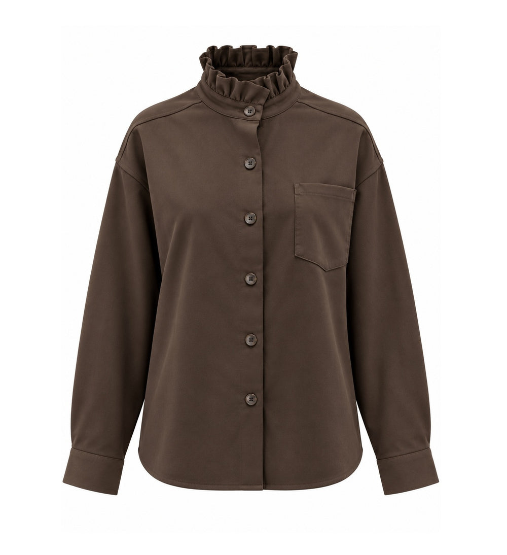 Bluse Narli in Coffee Braun. Aus Schurwolle mit Stretch-Anteil und mit einen femininen Rüschenkragen. Durchgehende Knopfleiste, überschnittene Schultern und aufgesetzte Brusttasche. Eine Kellerfalte auf der Rückseite.