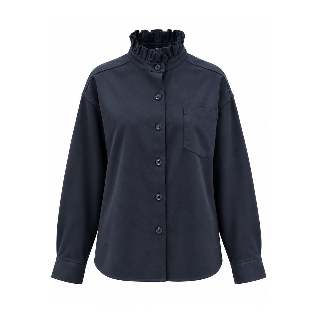 Bluse Narli in Night Blau. Aus Schurwolle mit Stretch-Anteil und mit einen femininen Rüschenkragen. Durchgehende Knopfleiste, überschnittene Schultern und aufgesetzte Brusttasche. Eine Kellerfalte auf der Rückseite.