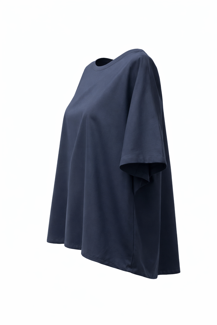 Blusenshirt von Odeeh in dark navy aus einer light woo Ware mit Rundhalsausschnitt. Die bluse ist oversized und hat überschnittene Schultern und einen asymmetrischen Abschluss. Es gibt auch die passende Hose dazu. 
