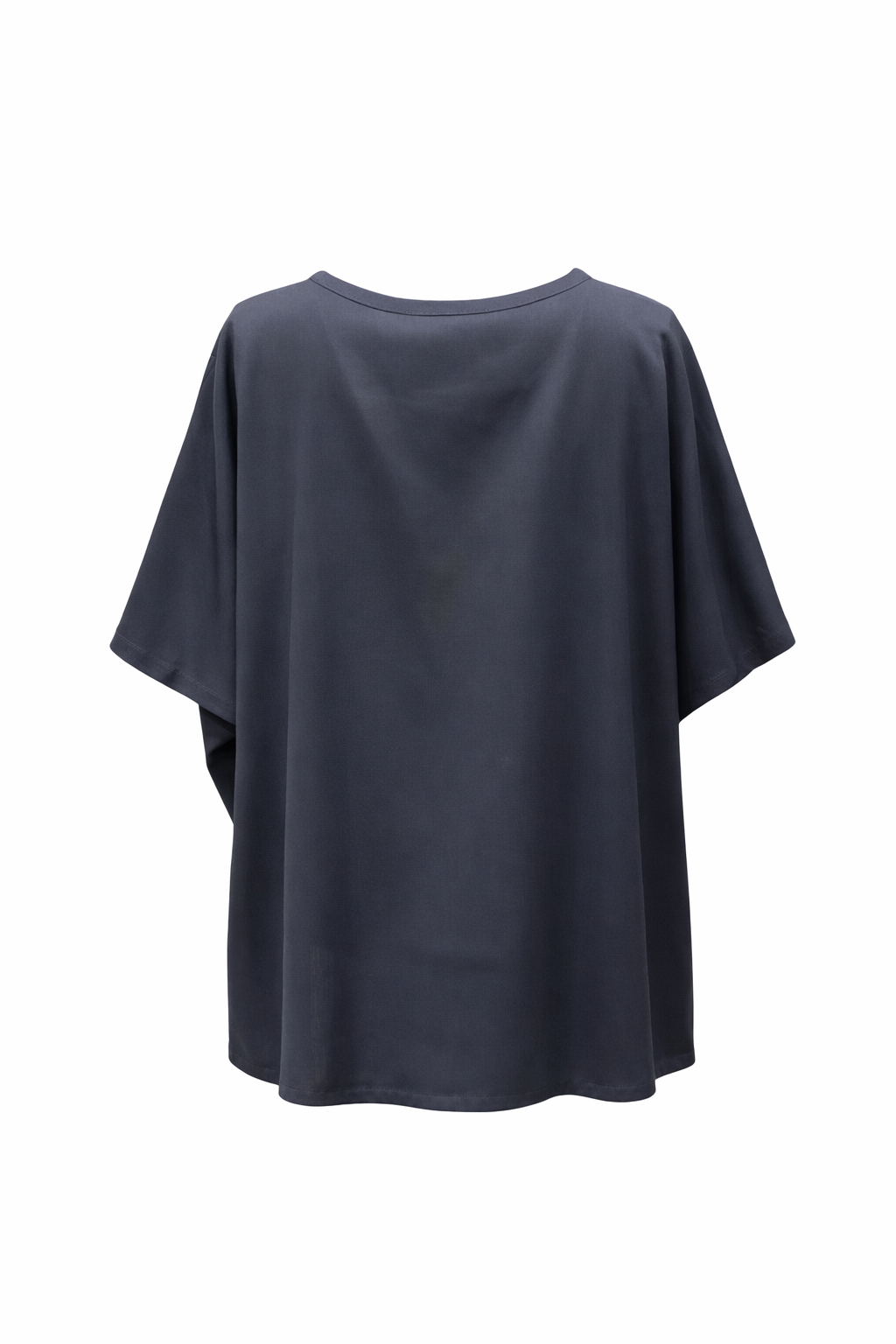 Blusenshirt von Odeeh in dark navy aus einer light woo Ware mit Rundhalsausschnitt. Die bluse ist oversized und hat überschnittene Schultern und einen asymmetrischen Abschluss. Es gibt auch die passende Hose dazu. 