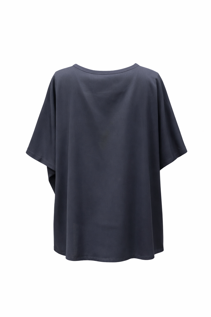 Blusenshirt von Odeeh in dark navy aus einer light woo Ware mit Rundhalsausschnitt. Die bluse ist oversized und hat überschnittene Schultern und einen asymmetrischen Abschluss. Es gibt auch die passende Hose dazu. 