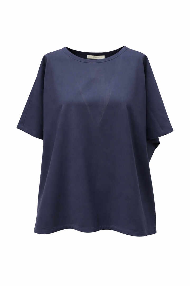 Blusenshirt von Odeeh in dark navy aus einer light woo Ware mit Rundhalsausschnitt. Die bluse ist oversized und hat überschnittene Schultern und einen asymmetrischen Abschluss. Es gibt auch die passende Hose dazu. 