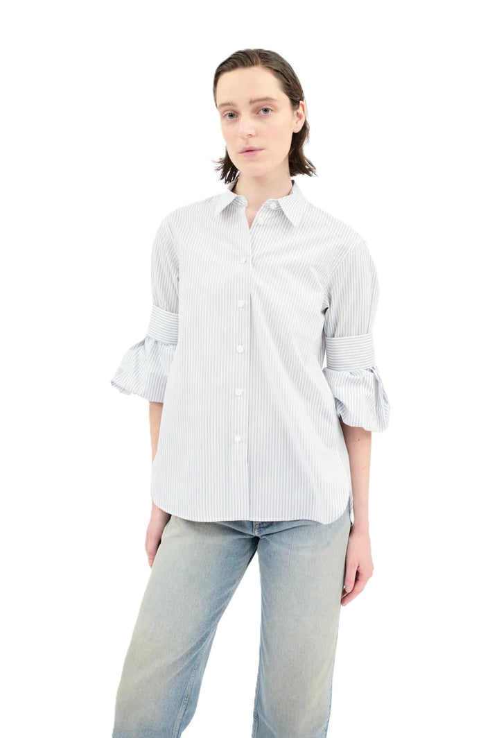 Bluse Odeeh in 600 ice blue. Schöne gestreifte Bluse mit besonderen Manschettendetails. Die Ärmelaufschläge sind feminin in Falten gelegt. Man kann den Aufschlag aber auch klassisch tragen. Die Bluse hat einen klassischen Kragen und einen abgerundeten Saum mit Seitenschlitzen. Sie ist hinten länger geschnitten. Sie hat eine Knopfleiste.