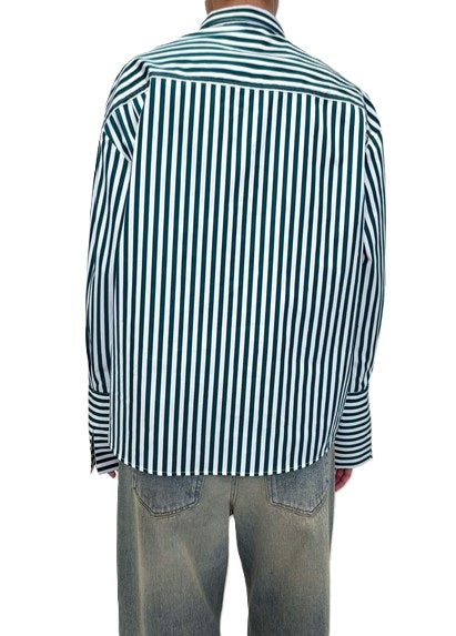 Bluse Odeeh in grün weiß. Cool geschnittene Bluse mit Streifen. Die Bluse hat einen Kragen und eine verdeckte asymmetrische Knopfleiste. Feminine Fältelungen auf der Vorderseite unterstreichen das Design. Die Bluse hat breite Manschetten und ist hinten länger geschnitten. 
