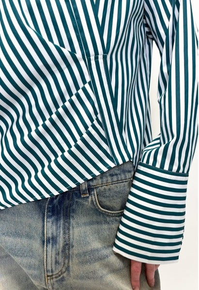 Bluse Odeeh in grün weiß. Cool geschnittene Bluse mit Streifen. Die Bluse hat einen Kragen und eine verdeckte asymmetrische Knopfleiste. Feminine Fältelungen auf der Vorderseite unterstreichen das Design. Die Bluse hat breite Manschetten und ist hinten länger geschnitten. 