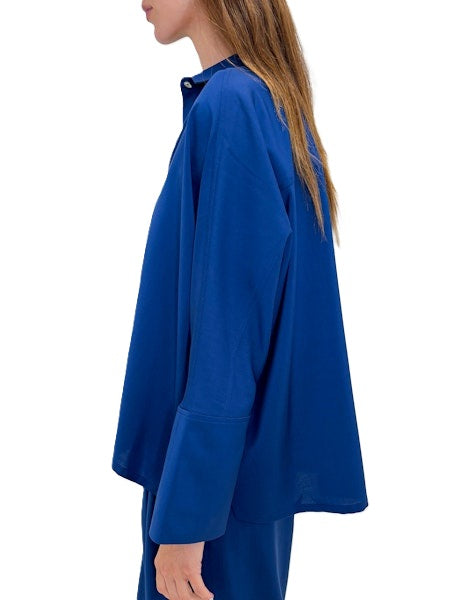 Bluse von Odeeh. Bluse mit weitem Ärmeln und Kragen. Die Bluse hat eine Knopfleiste und ist weit geschnitten in admiral blue. 