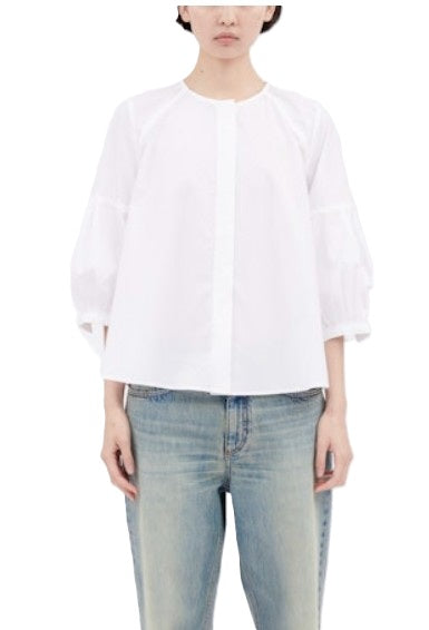 Bluse von Odeeh in weiß mit 3/4 Ärmeln und Fältelung am Ärmel. Die Bluse ist ausgestellt, hat keinen Kragen und eine Knopfleiste aus Baumwolle. 