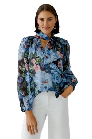 Bluse Oui, Super schöne und sommerliche Bluse mit Schluppe. Die Bluse hat ein sehr ansprechendes Blumenmuster und ist leicht ausgestellt und leicht transparent. Sie hat einen V-Ausschnitt und ein Gummizug an den Ärmeln zum Hochraffen