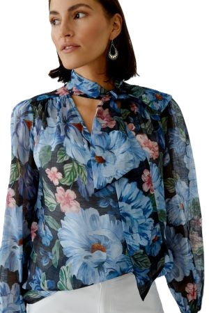 Bluse Oui, Super schöne und sommerliche Bluse mit Schluppe. Die Bluse hat ein sehr ansprechendes Blumenmuster und ist leicht ausgestellt und leicht transparent. Sie hat einen V-Ausschnitt und ein Gummizug an den Ärmeln zum Hochraffen