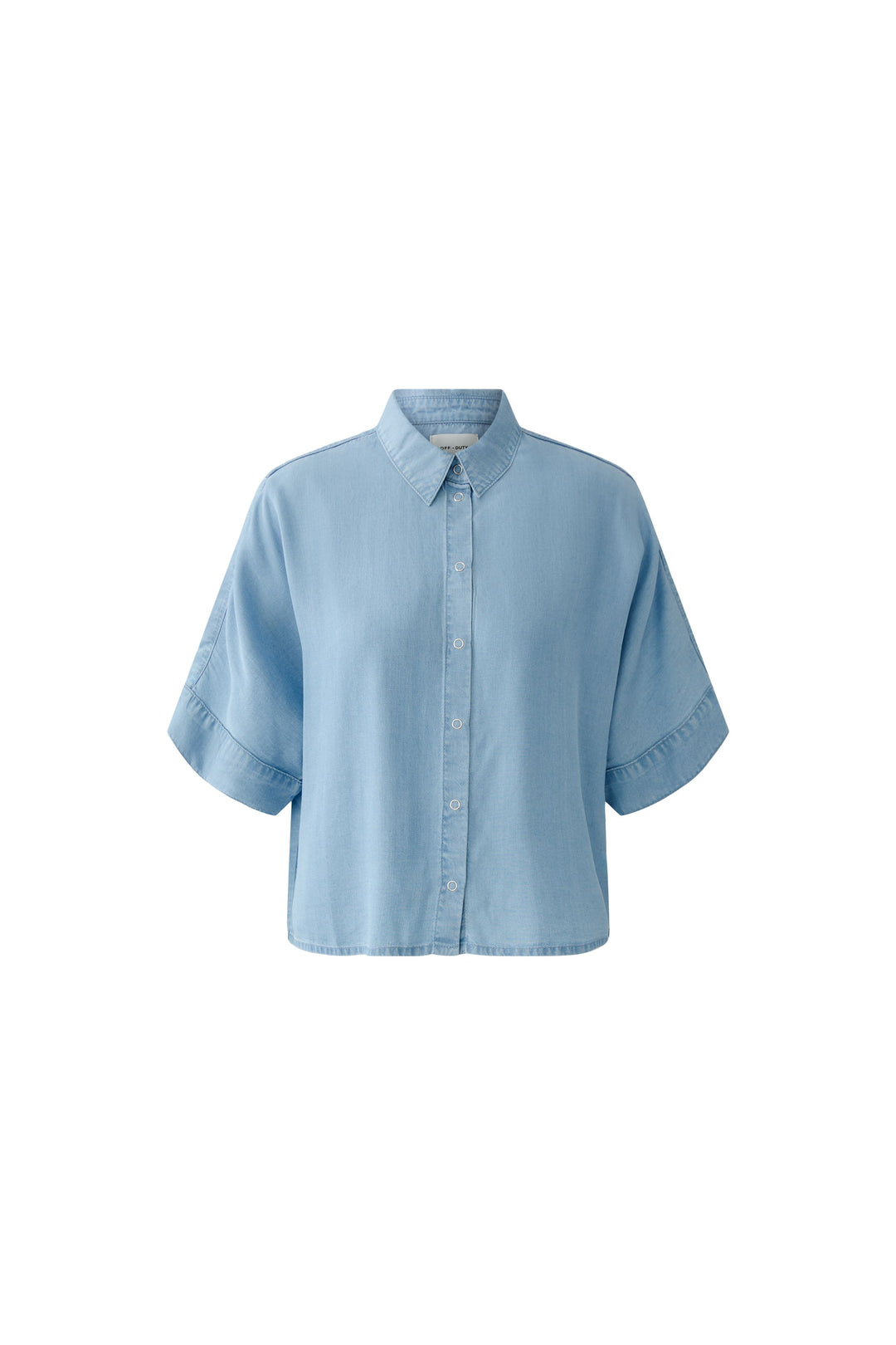 Bluse Oui. Schöne und sommerliche Halbarmbluse aus 100% Lyocell Denim. Die Bluse ist lässig geschnitten und hat eine reguläre Länge. Sie hat einen Kragen und eine Druckknopfleiste. Die Bluse hat einen weiten Kurzarm. Die Ärmel sind angeschnitten. Es befinden sich Kellerfalten links und rechts an der Rückenpasse. 