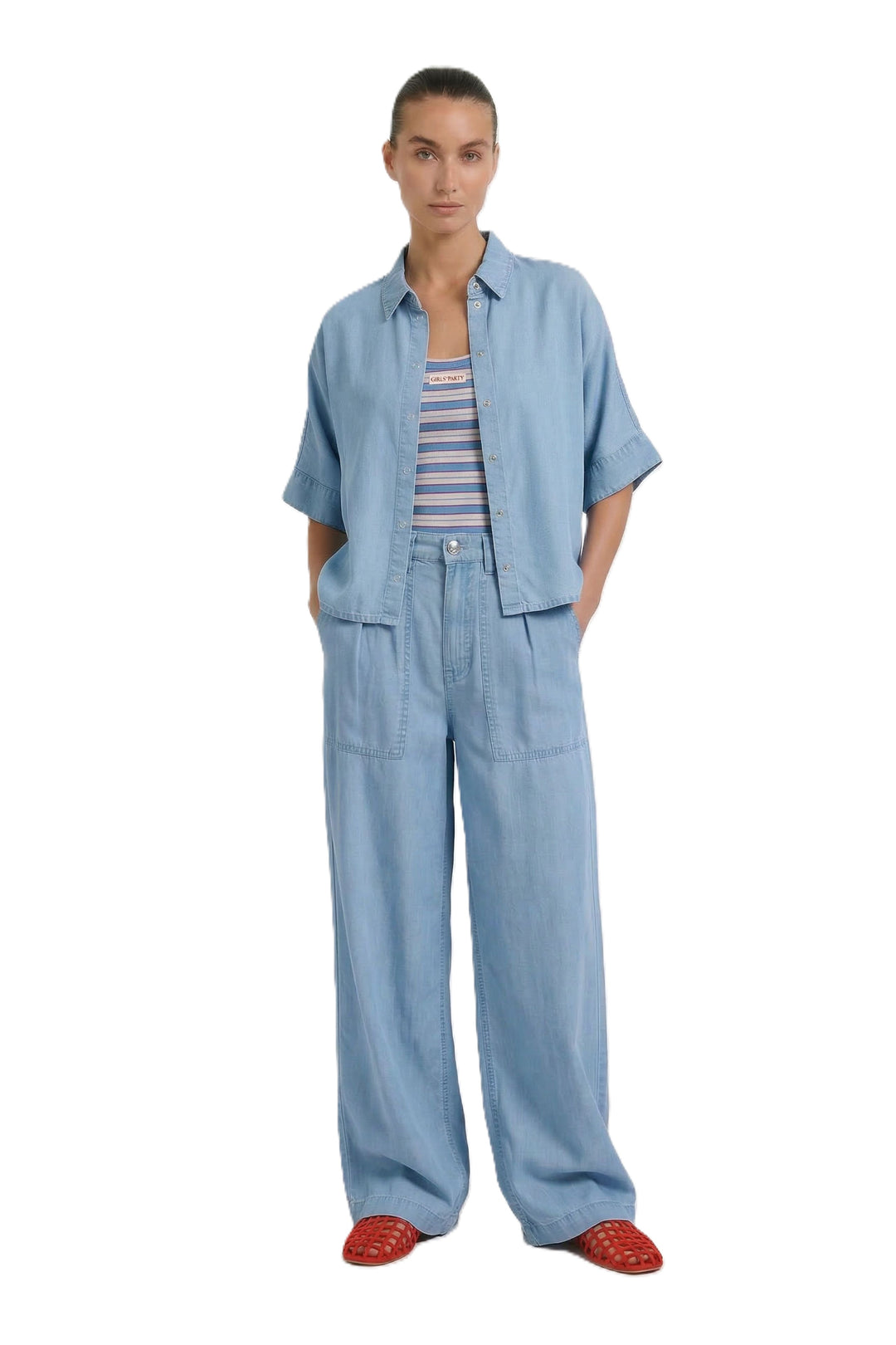 Bluse Oui. Schöne und sommerliche Halbarmbluse aus 100% Lyocell Denim. Die Bluse ist lässig geschnitten und hat eine reguläre Länge. Sie hat einen Kragen und eine Druckknopfleiste. Die Bluse hat einen weiten Kurzarm. Die Ärmel sind angeschnitten. Es befinden sich Kellerfalten links und rechts an der Rückenpasse. 