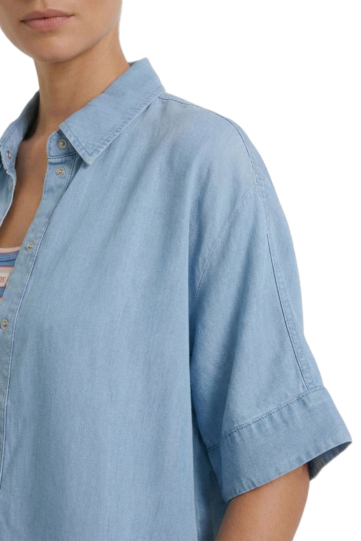 Bluse Oui. Schöne und sommerliche Halbarmbluse aus 100% Lyocell Denim. Die Bluse ist lässig geschnitten und hat eine reguläre Länge. Sie hat einen Kragen und eine Druckknopfleiste. Die Bluse hat einen weiten Kurzarm. Die Ärmel sind angeschnitten. Es befinden sich Kellerfalten links und rechts an der Rückenpasse. 