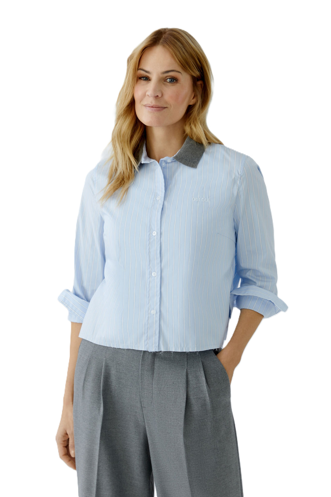 Bluse Oui in Light Blue White. Gestreifte Hemdbluse mit leicht verkürztem Schnitt und kontrastfarbenem Kragen. Durchgehende Knopfleiste und Manschetten mit Knopf. Eingesticktes Oui-Logo auf der linken Brust.