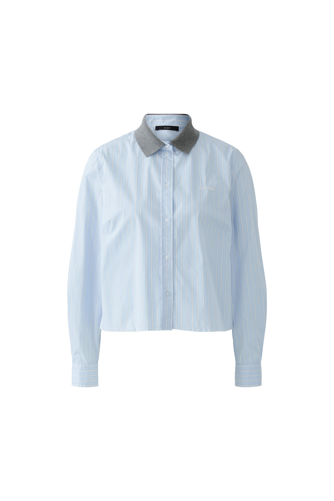 Bluse Oui in Light Blue White. Gestreifte Hemdbluse mit leicht verkürztem Schnitt und kontrastfarbenem Kragen. Durchgehende Knopfleiste und Manschetten mit Knopf. Eingesticktes Oui-Logo auf der linken Brust.