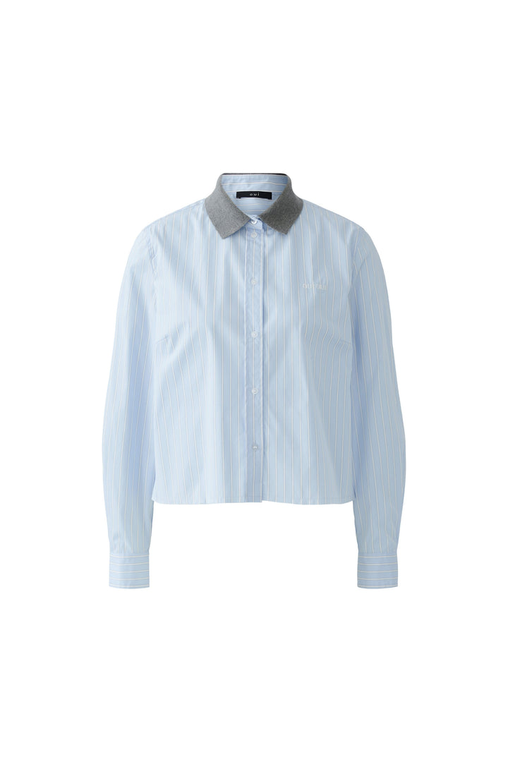 Bluse Oui in Light Blue White. Gestreifte Hemdbluse mit leicht verkürztem Schnitt und kontrastfarbenem Kragen. Durchgehende Knopfleiste und Manschetten mit Knopf. Eingesticktes Oui-Logo auf der linken Brust.
