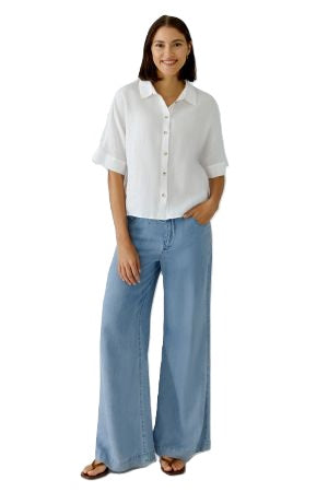 Bluse Oui. Sommerliche Leinenbluse in weiß. Die Bluse hat einen Kragen und eine Knopfleiste und ist gerade geschnitten. Die Bluse ist leicht transparent. Der Ärmel ist halblang.