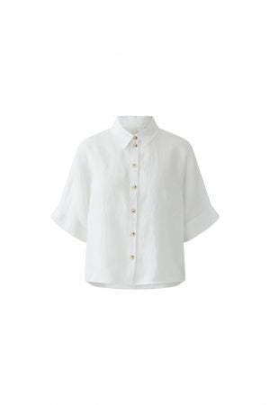 Bluse Oui. Sommerliche Leinenbluse in weiß. Die Bluse hat einen Kragen und eine Knopfleiste und ist gerade geschnitten. Die Bluse ist leicht transparent. Der Ärmel ist halblang.