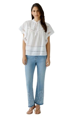 Bluse Oui. Romantische Bluse in weiß mit Lochstickereien und Stehkragen mit kleinen Falten. Die Bluse kann am Kragen mit zwei Bändern gebunden werden. Die Ärmel sind weit und Trapezförmig, welche als Volants an den Seiten runterfließen.