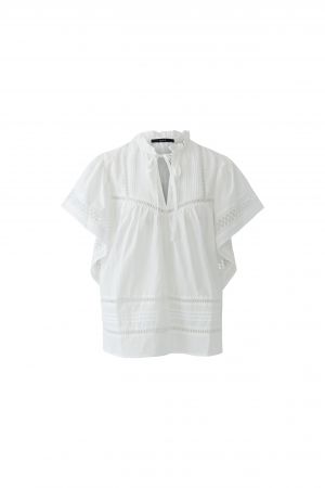 Bluse Oui. Romantische Bluse in weiß mit Lochstickereien und Stehkragen mit kleinen Falten. Die Bluse kann am Kragen mit zwei Bändern gebunden werden. Die Ärmel sind weit und Trapezförmig, welche als Volants an den Seiten runterfließen.