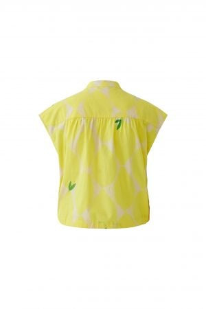 Bluse Oui. Super hübsche Bluse in gelb mit Stehkragen, verdeckter Knopfleiste und sommerlichem Print. Die Bluse ist kürzer geschnitten und hat einen Tunnelzug am Saum zum manuell verstellen. Kleine Raffungen auf der Rückseite verstärken den femininen Look. Sie hat keine Ärmel und ist gerade geschnitten.