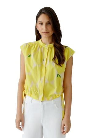 Bluse Oui. Super hübsche Bluse in gelb mit Stehkragen, verdeckter Knopfleiste und sommerlichem Print. Die Bluse ist kürzer geschnitten und hat einen Tunnelzug am Saum zum manuell verstellen. Kleine Raffungen auf der Rückseite verstärken den femininen Look. Sie hat keine Ärmel und ist gerade geschnitten.